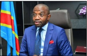 Le ministre de la Formation professionnelle, Marc Ekila, veut replacer la compétence des jeunes comme un pilier déterminant pour le développement socio-économique de la République démocratique du Congo. Ce membre du gouvernement Suminwa a exprimé son vœu dans son mot prononcé à l’occasion de la célébration de la journée mondiale des compétences des jeunes. « Pour cette année 2024, il nous a paru très opportun et important de nous adresser, en notre qualité de ministre de Formation professionnelle, à toute la jeunesse du pays dans sa diversité en vue de marquer la volonté politique qui anime son excellence F e l i x - A n t o i n e Tshisekedi Tshilombo, président de la République, chef de l’État et de son excellence Judith S u m i n w a T u l u k a , première ministre, cheffe du gouvernement, de replacer la compétence des jeunes comme un pilier déterminant du développement socioéconomique de notre pays», a-t-il déclaré. Pour lui, cette approche permettra de lutter contre le chômage des jeunes, mais aussi de disposer de talents et compétences dans divers secteurs de la vie économique. « Cette approche permettra, à coup sûr à Marc Ekila entend replacer la compétence des jeunes comme pilier du développement socio-économique Formation professionnelle : notre pays, de lutter contre le chômage des jeunes, mais aussi de disposer d’une jeunesse pétrie de talent, de compétence dans divers secteurs de la vie économique », a renchéri le ministre de la Formation professionnelle. 